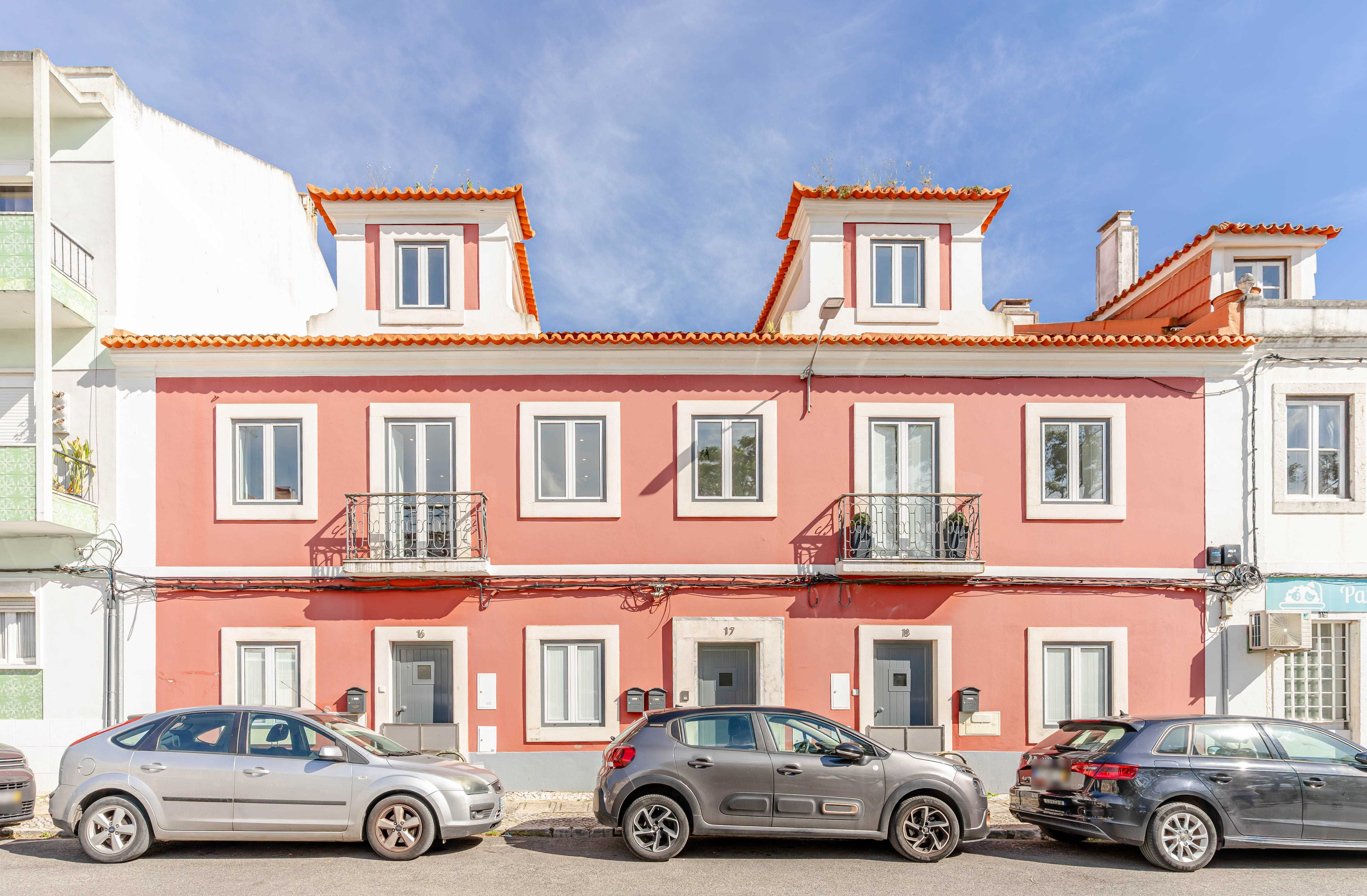 T4 Duplex Remodelado com 4 casas de banho  Almada
