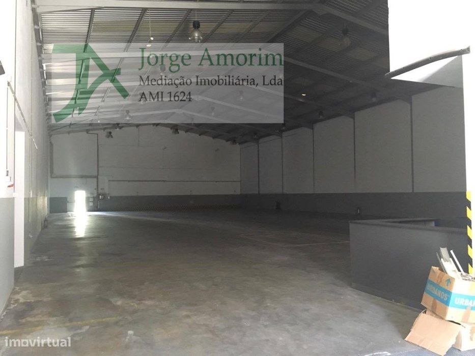 Armazém 990 m2 junto aeroporto do Porto. Area total 1300 m2. Metro ...