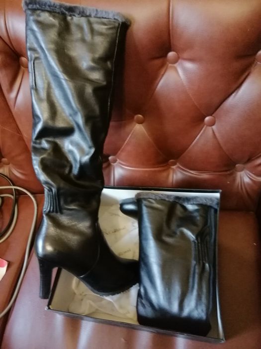 Новые Красивые кожаные зимние сапоги на цигейке.37р