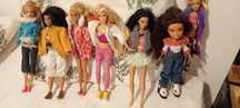 Bonecas Barbie e uma bratz