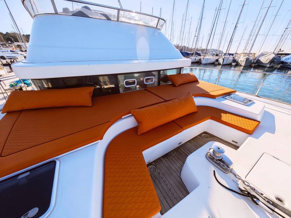 Яхта катамаран Lagoon Power 44