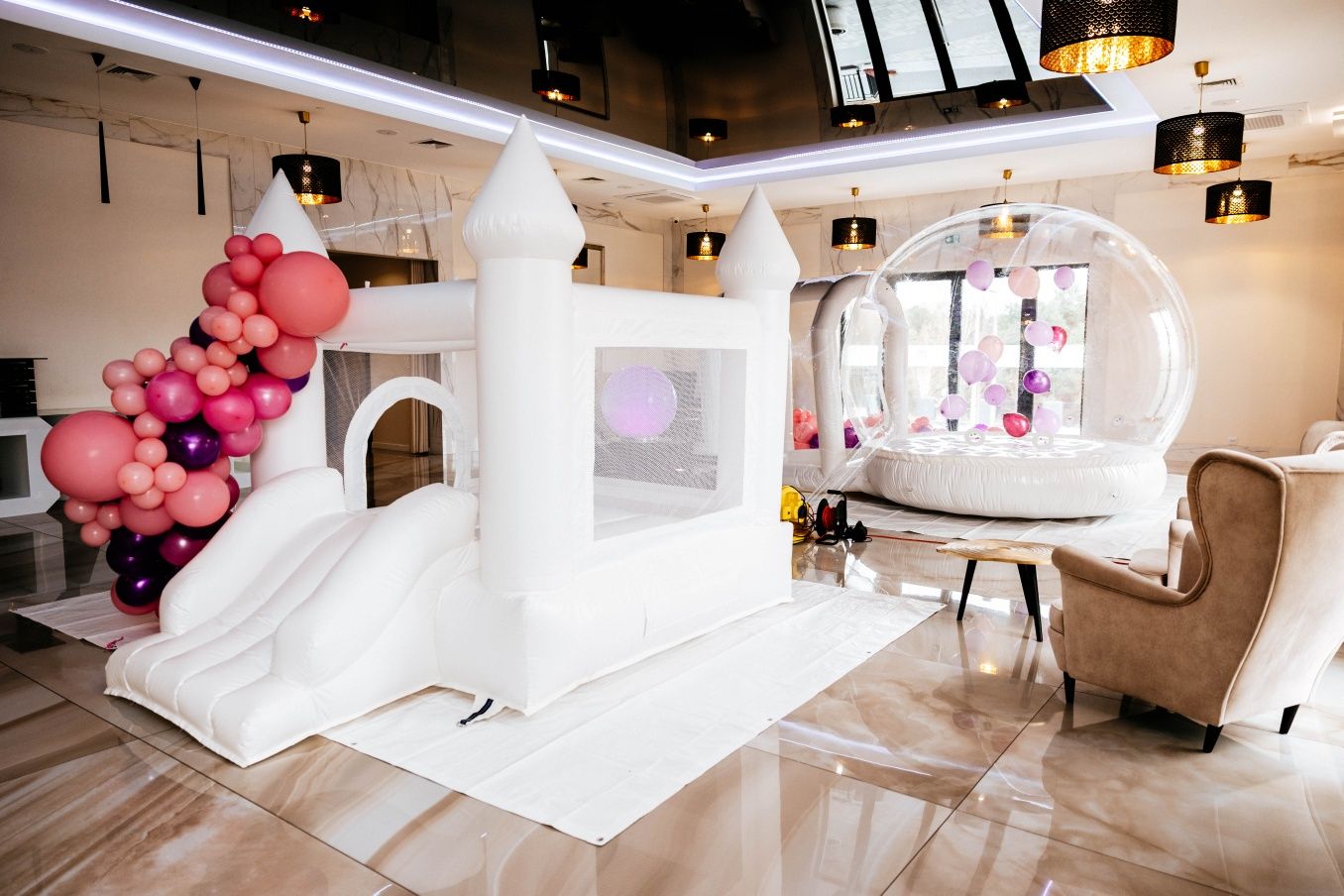 Bubble House Jump. Biały Miś. Dmuchany zamek. Animacje