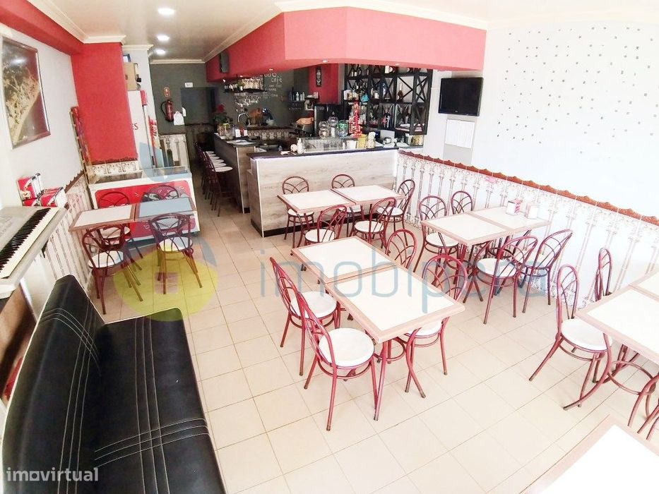 Snack Bar todo equipado em zona revitalizada, a 50 metros do areal!