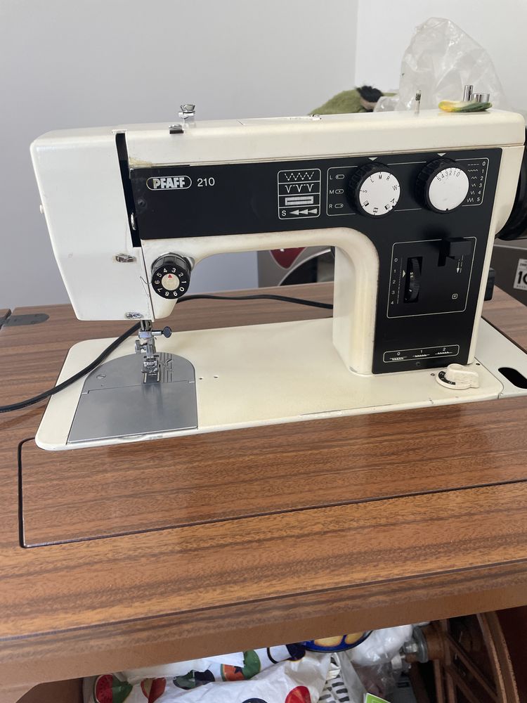 Maquina de Costura PFAFF 210 - Com Movel - Sem Avarias - Vintage