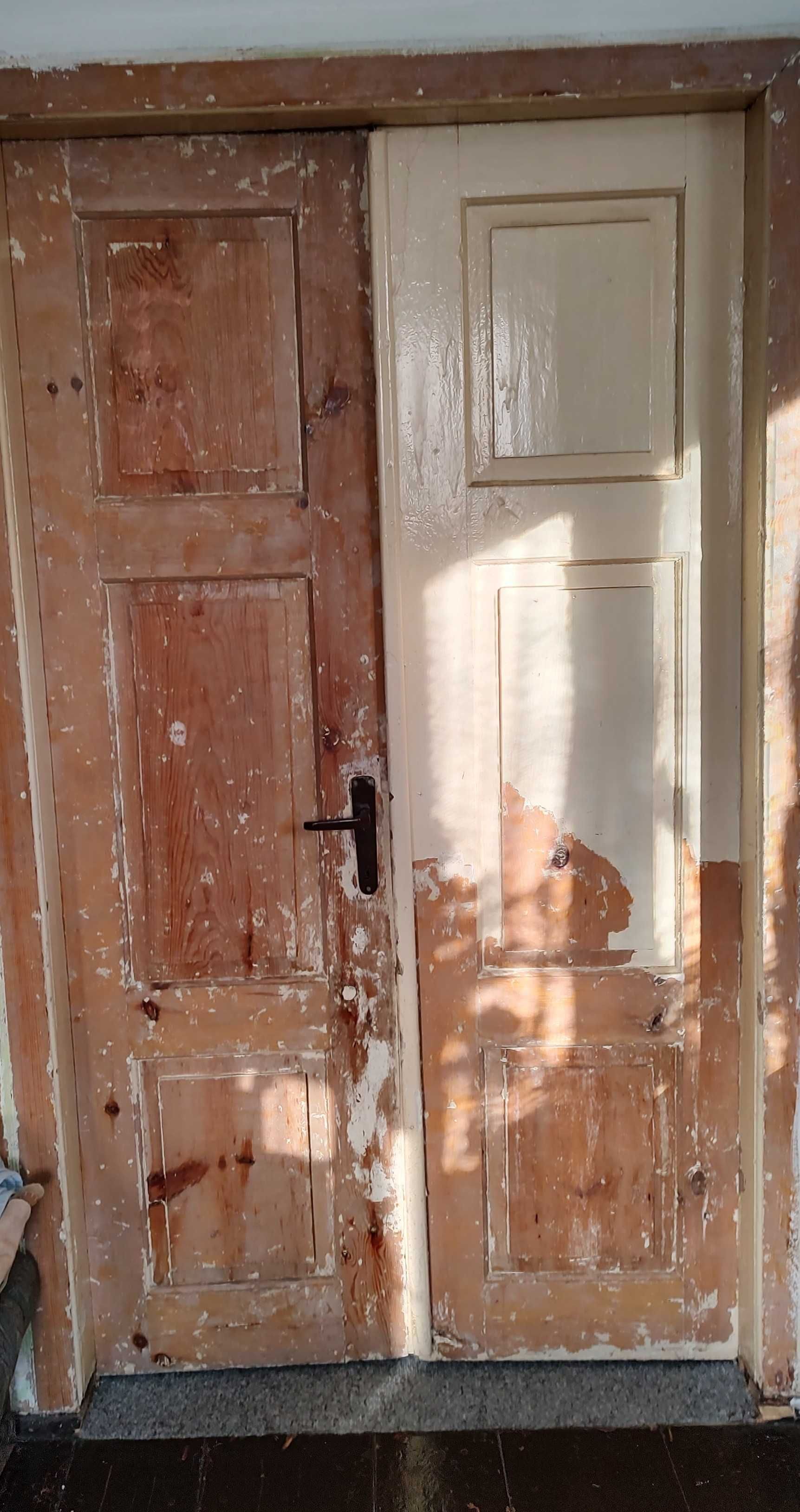 Drzwi drewniane starodawne dwuskrzydłowe