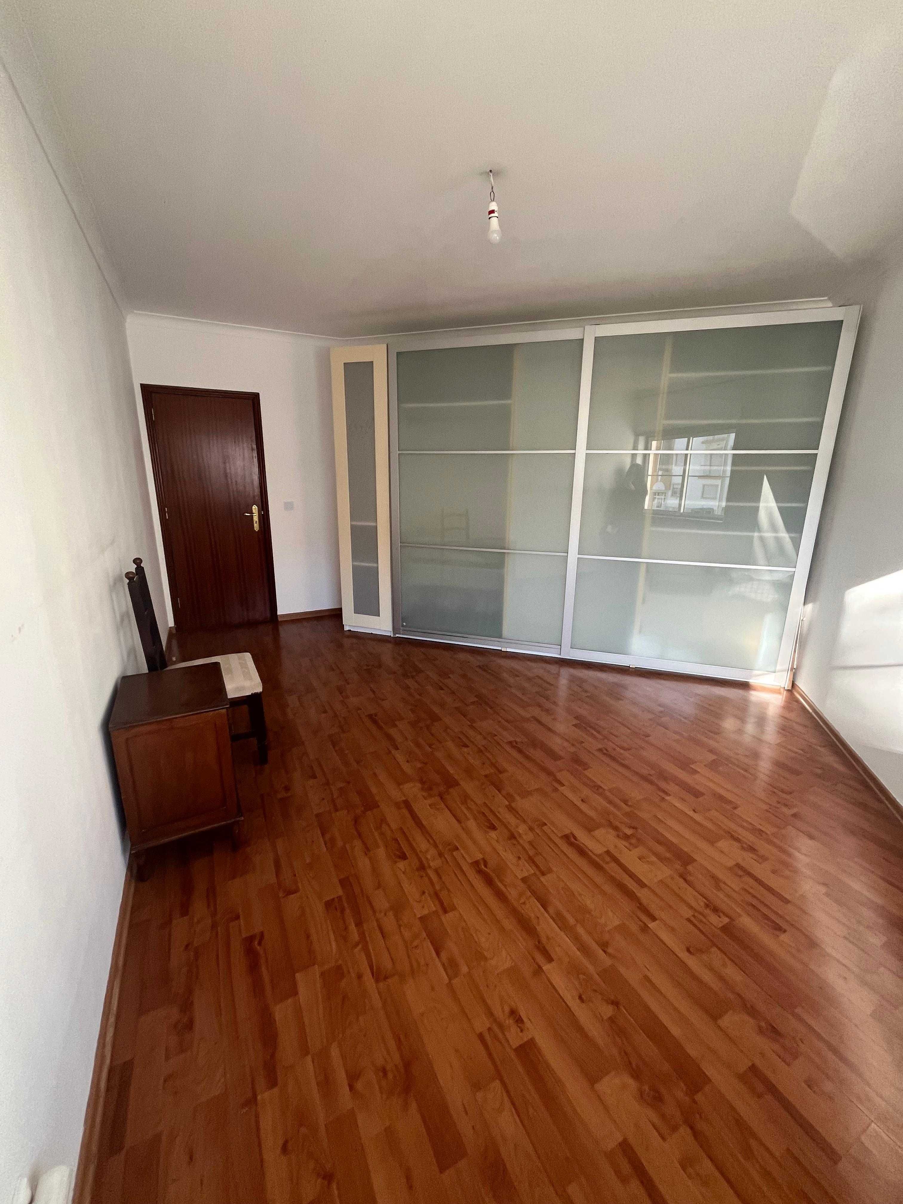 T2 com 3 lugares garagem - Aldeia de Paio Pires
