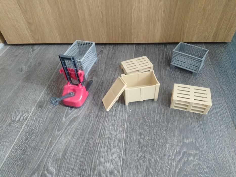 Pakeciak ze skrzynią paletami i koszykami