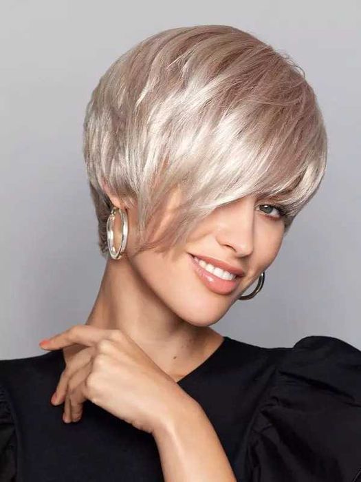 Krótka peruka  z asymetryczną  grzywką by Gisela Mayer pastel