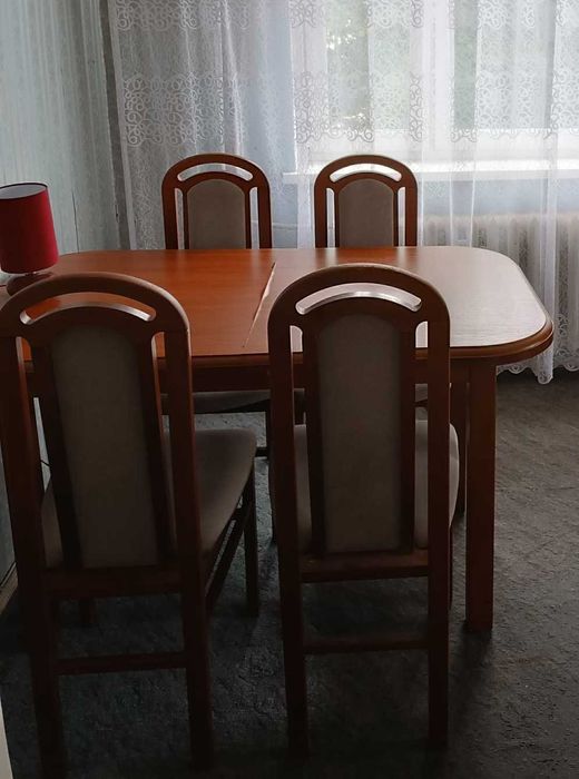 Stół plus cztery krzesła