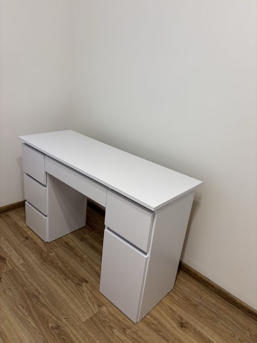 Białe biurko z szufladami