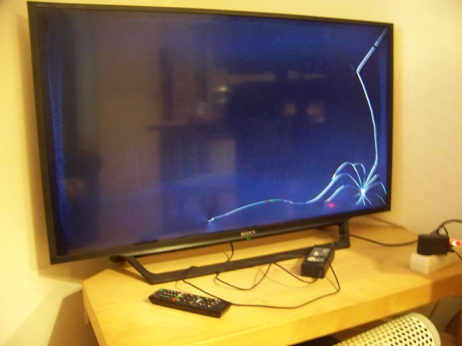 televisão sony 40 " KDL-40RD450 com ecrã partido