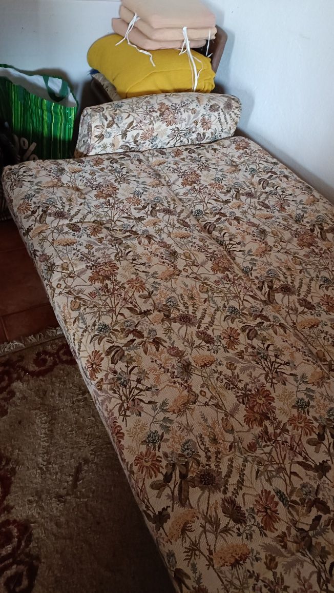 Sofá cama em óptimo estado.
