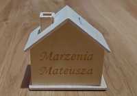 Nowa drewniana skarbonka w kształcie domu, napis "Marzenia Mateusza"