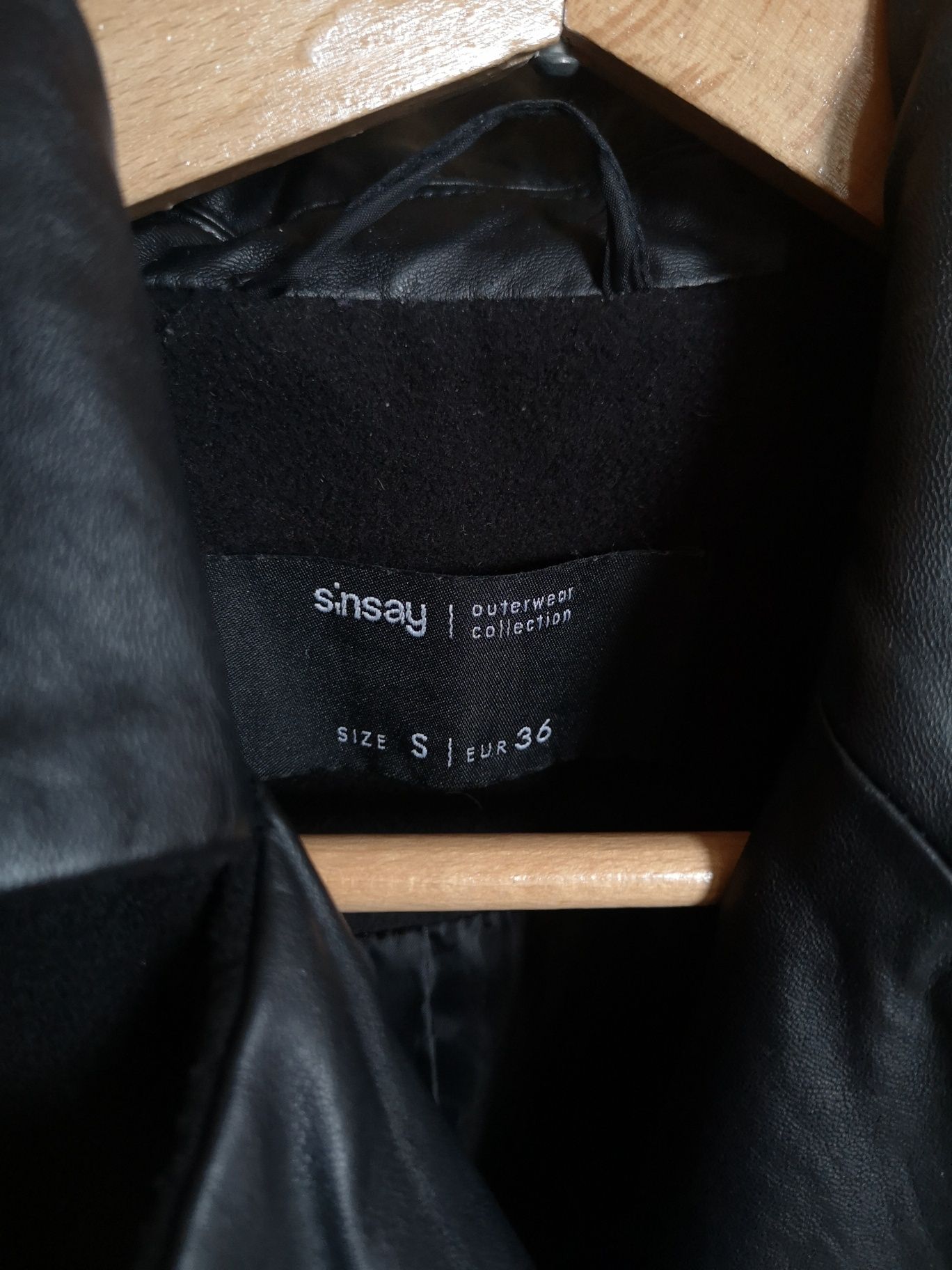 Czarny płaszcz z łączonych materiałów