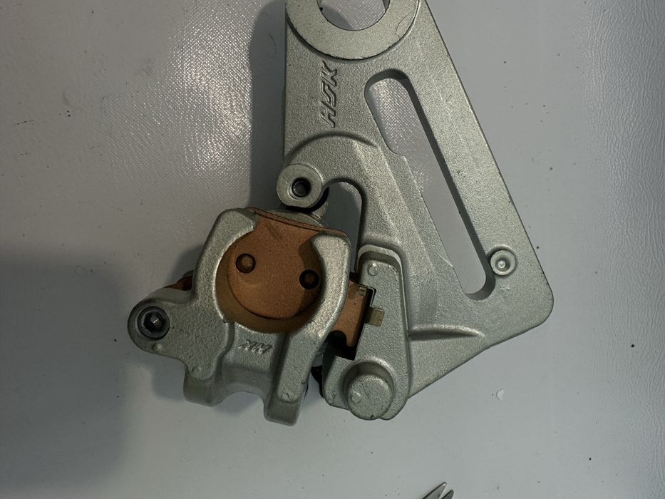 Zacisk hamulcowy tylny z jarzmem do motocykla / quada