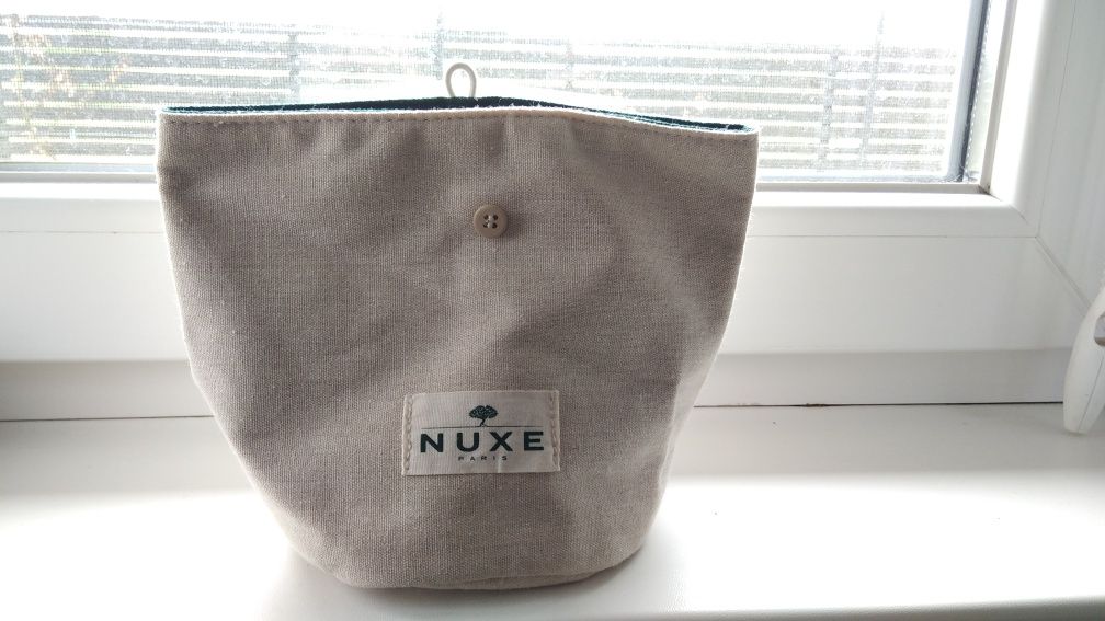 Мила кругла косметичка від nuxe beauty case - nuxe