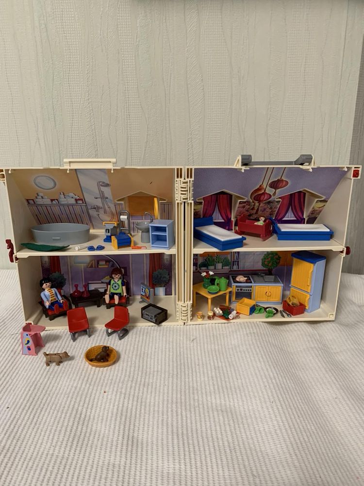 Playmobil з аксесуарами та фігурками - будинок, дитячий майданчик