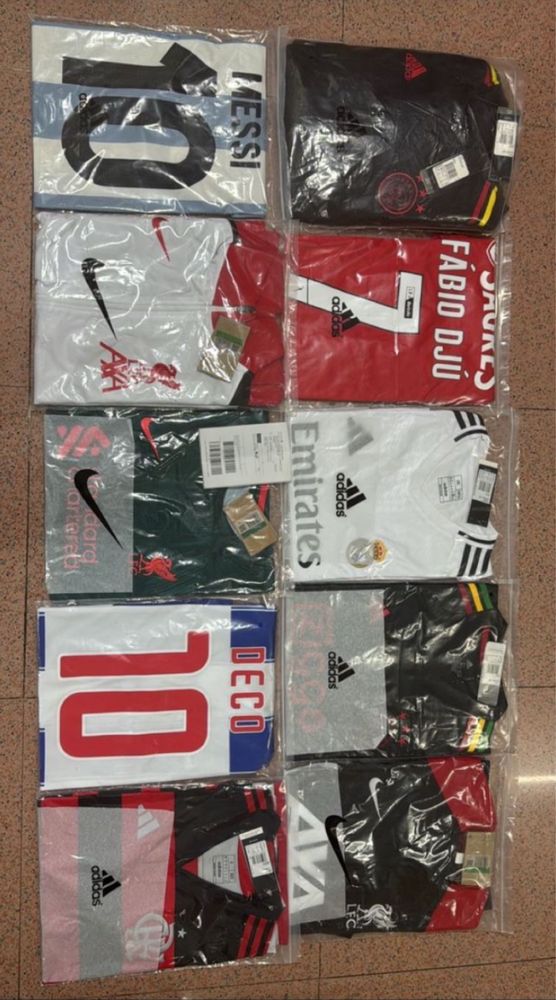 Camisolas com etiqueta Futebol, NBA etc