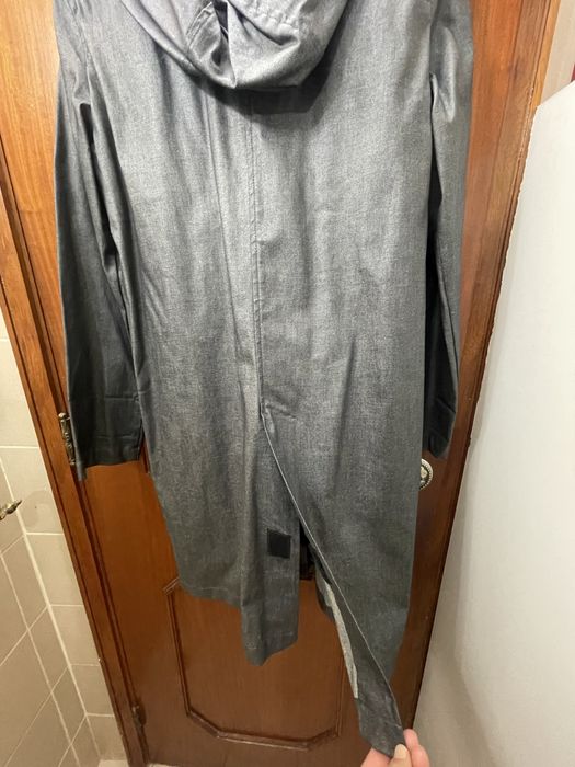 Parka cinzenta com capuz