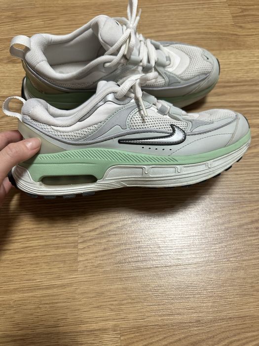 Кросівки, жіночі