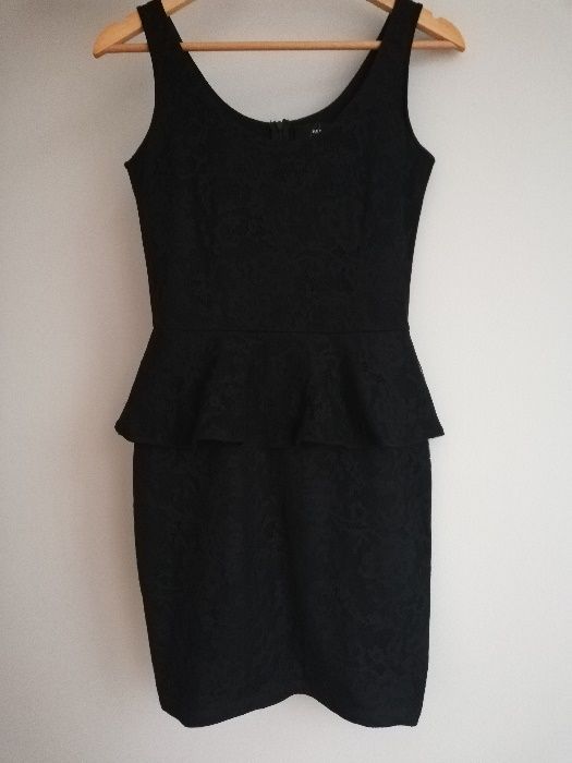 Czarna sukienka z baskinką Reserved, r. XS