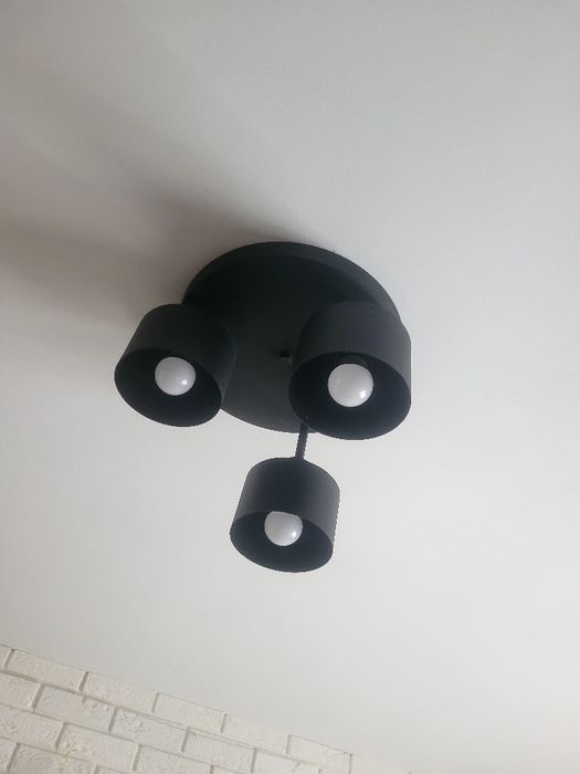 Czarna lampa sufitowa
