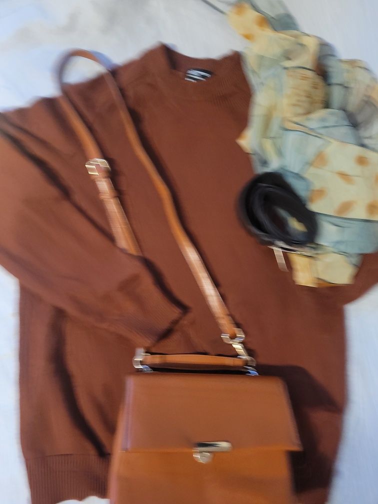 Sweter brązowy z dodatkami.