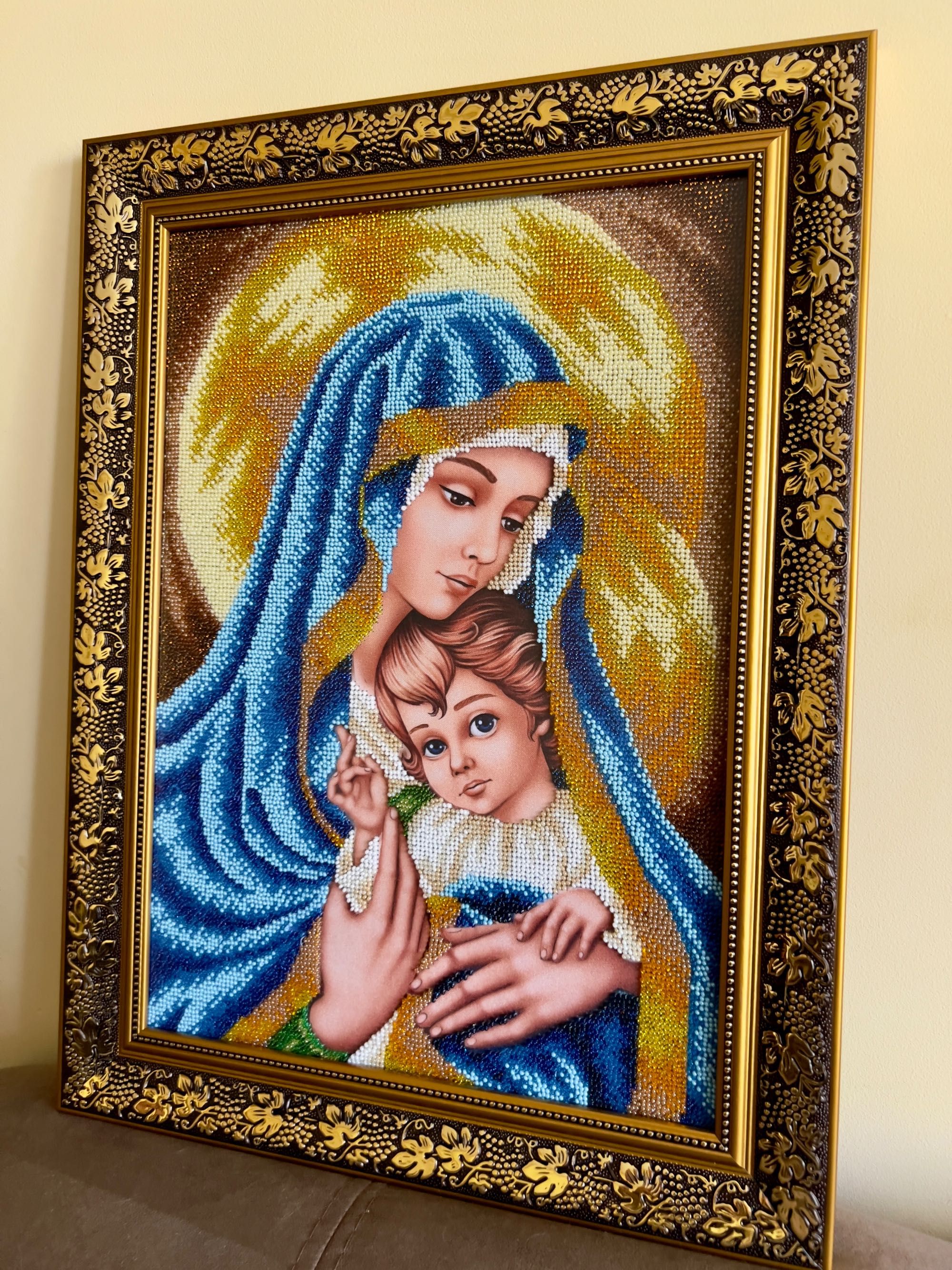 Вишита бісером ікона Богородиця з немовлям | ікона ручної роботи