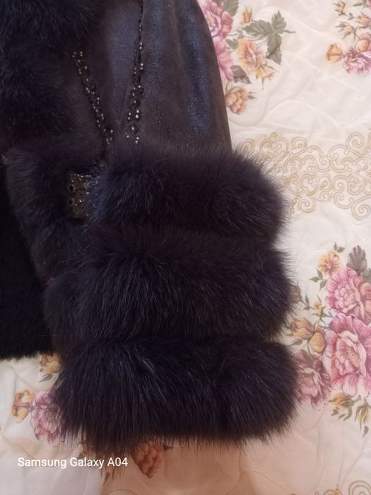 Продам шикарнейшую натуральную шубку для настоящей леди с мехом песца