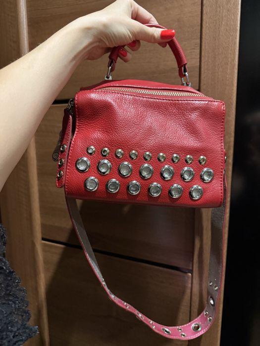Червона шкіряна сумка