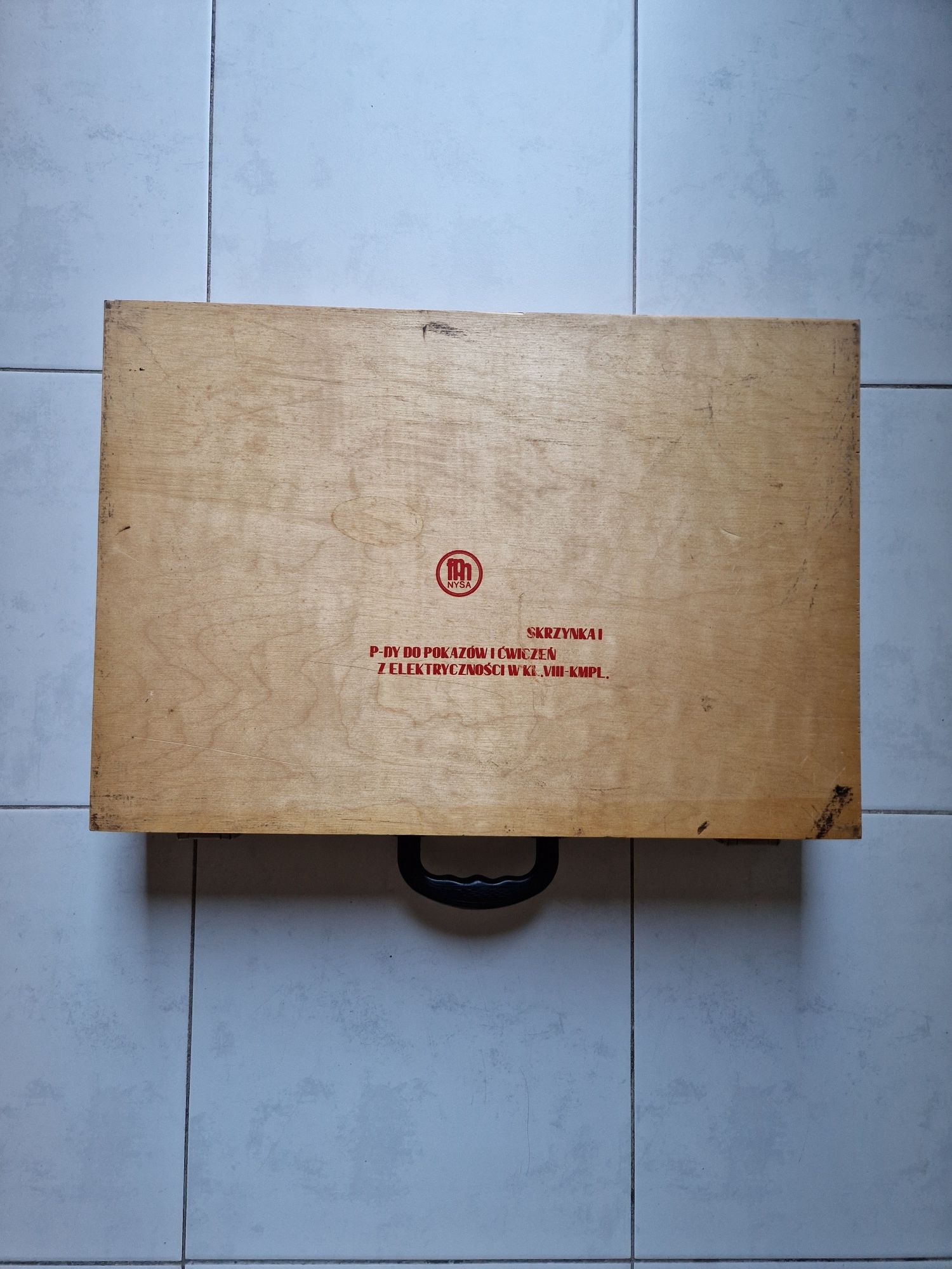 Drewniana walizka 10 x 35 x 50 cm, zamknięta, brak klucza