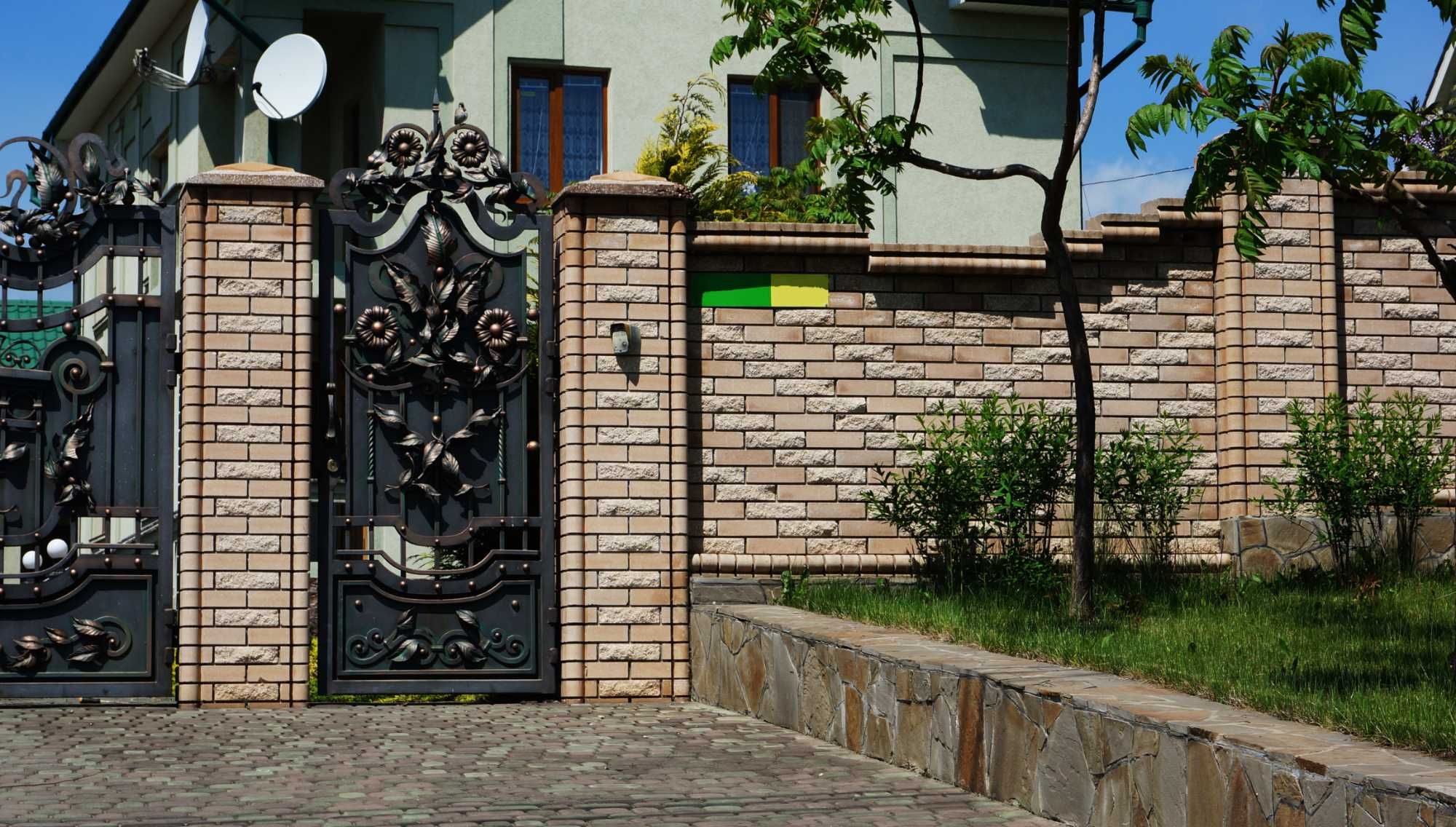 Паркан з цегли-конструктор 20м за 2 дні.