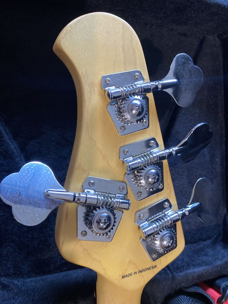 Baixo Sterling by Music Man Sting Ray 24 CA
