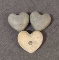 Trzy ozdobne kamienne serca