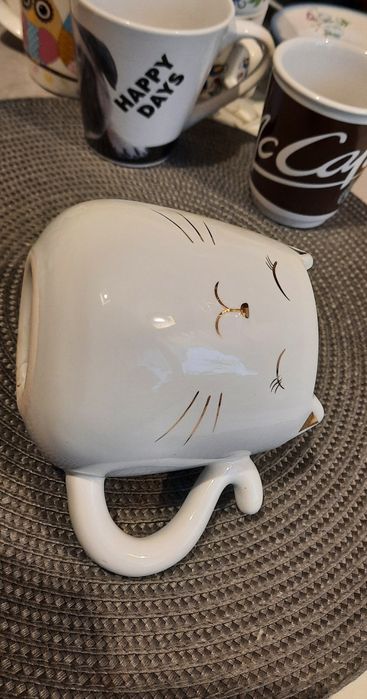 Biały złocony kubek kotek