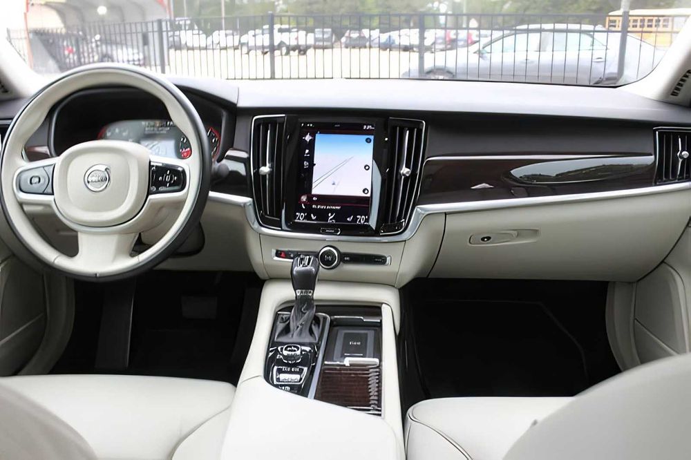 Volvo S90      2018