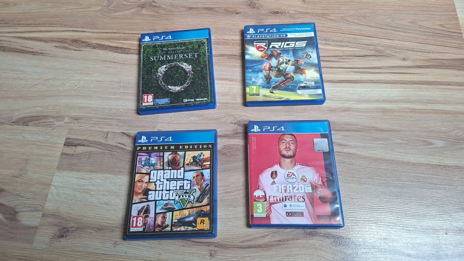 PS4 Slim 1TB + 4 gry