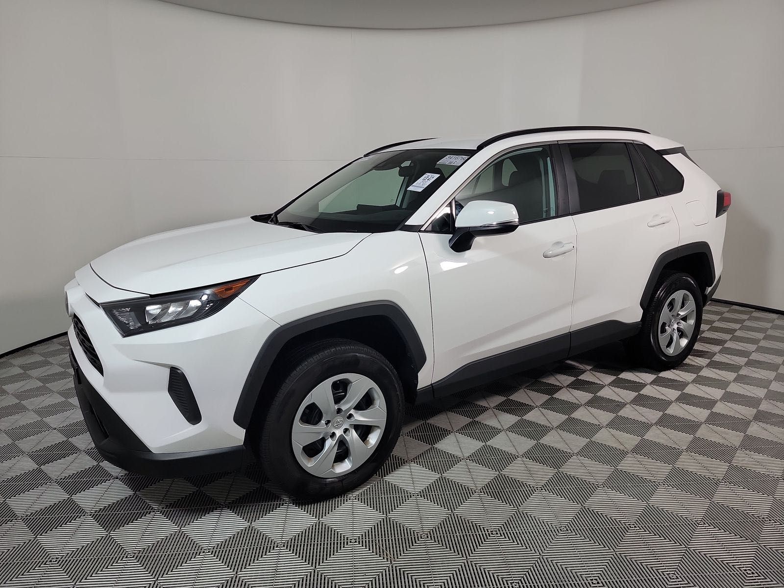 Toyota RAV4 LE 2020 року