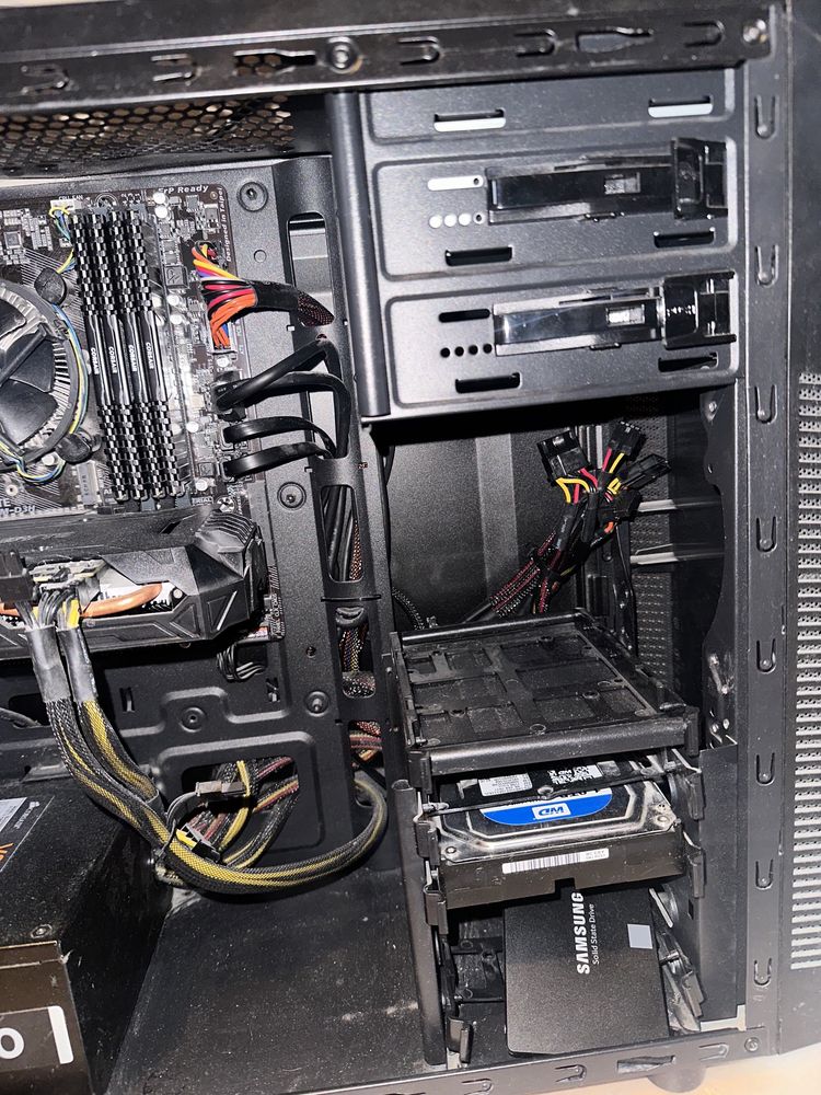 zestaw, komputer pc, nowy monitor i klawiatura,