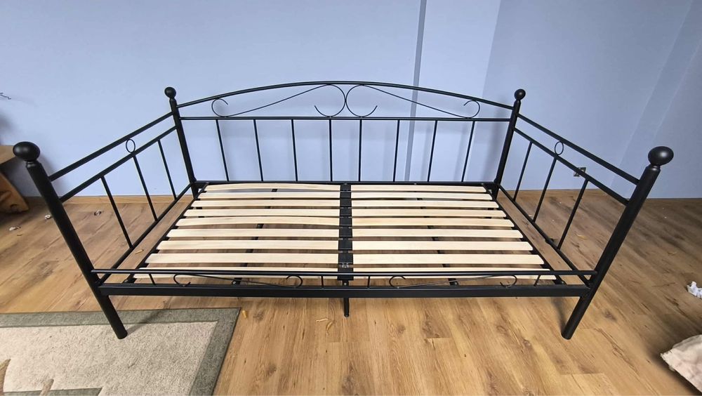 Metalowe łóżko jednoosobowe
