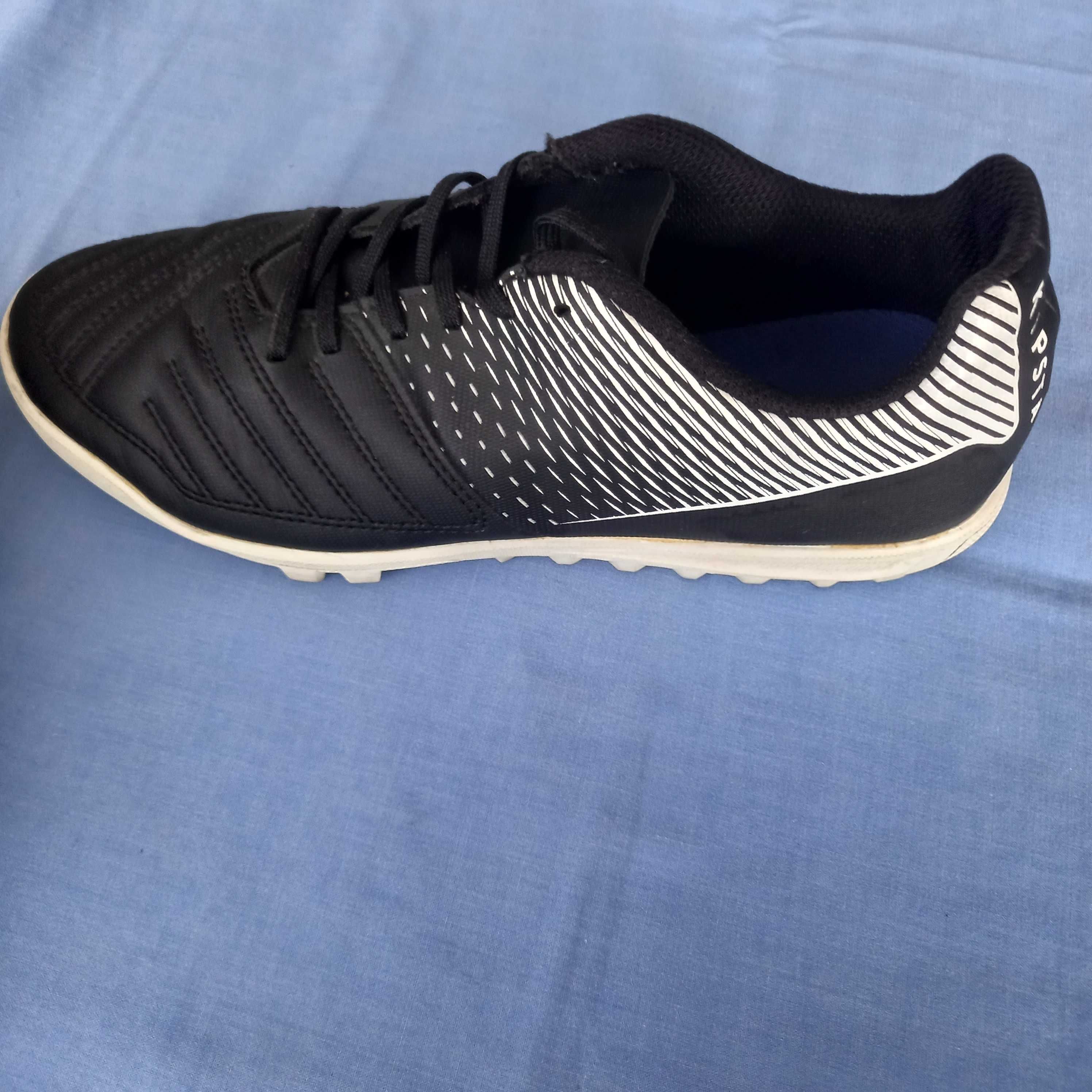 Buty sportowe - halówki firmy nike i kipsta za 45 zł.