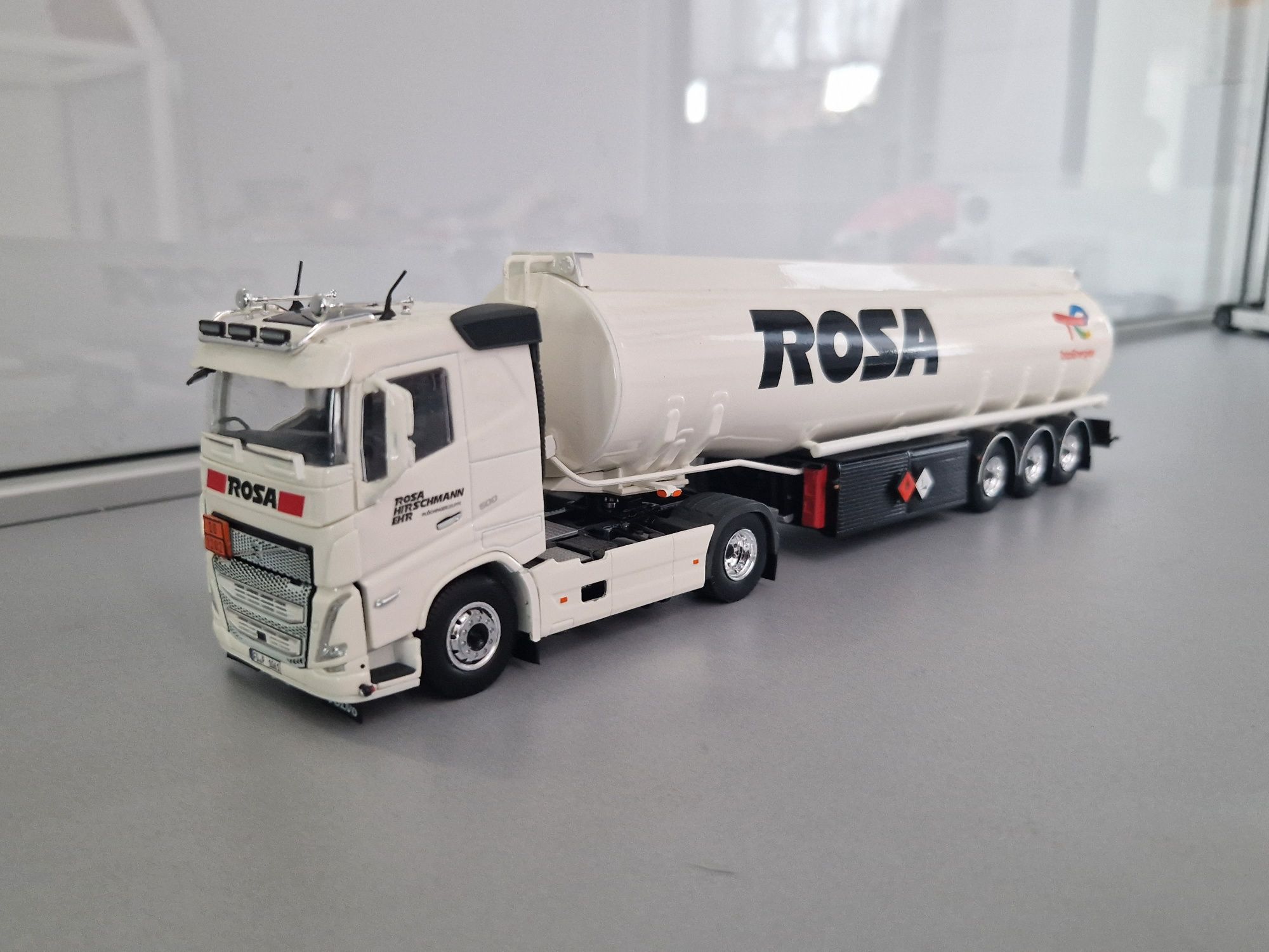 Cysterna paliwowa Volvo FH Rosa model Tekno 1:50