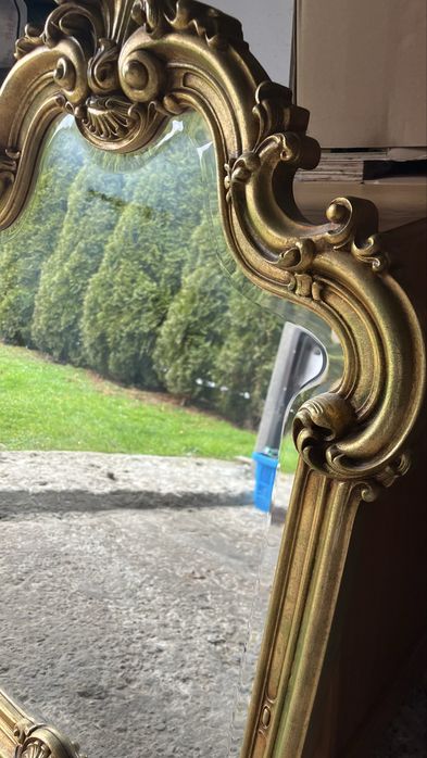 Lustro scienne w złotej ramie