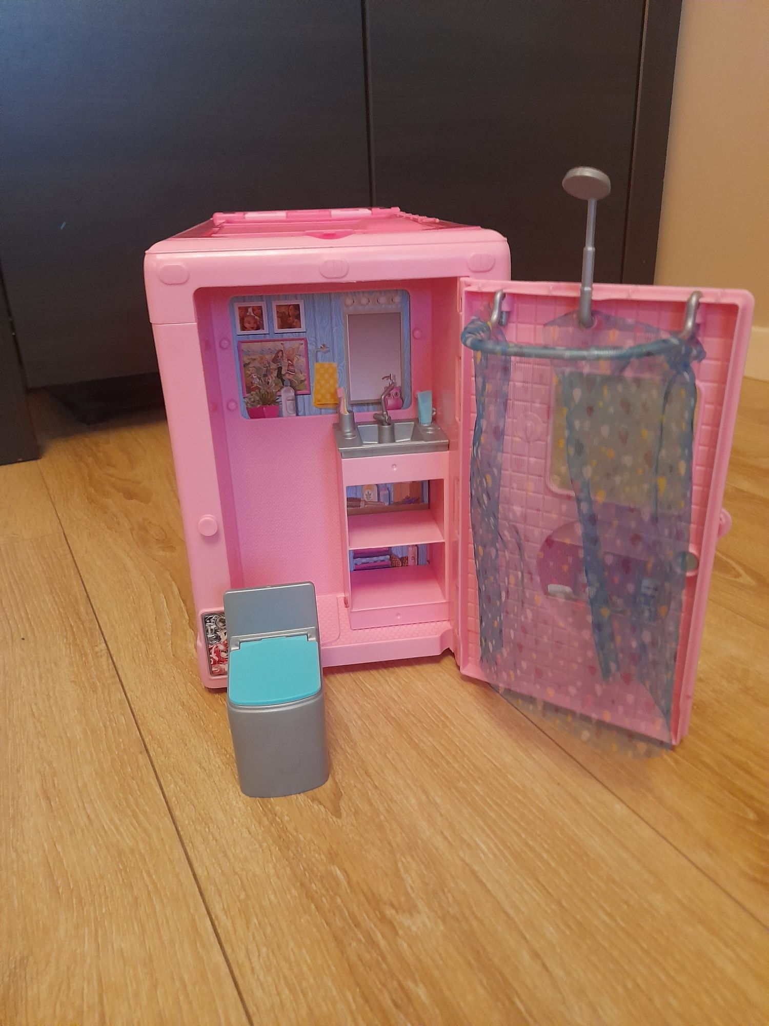 Kamper Barbie z lalkami