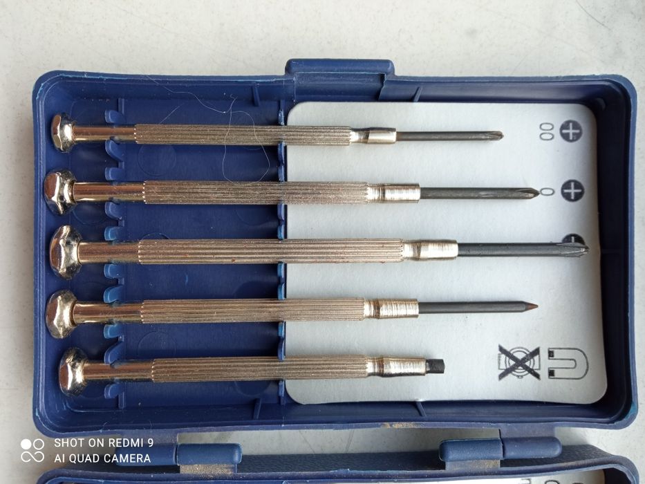 Набор часовых отвёрток.