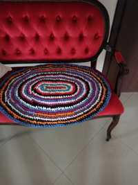 Ładny , ręcznie wykonany dywanik.