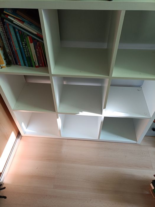 Regał biały z dziewięcioma modułami