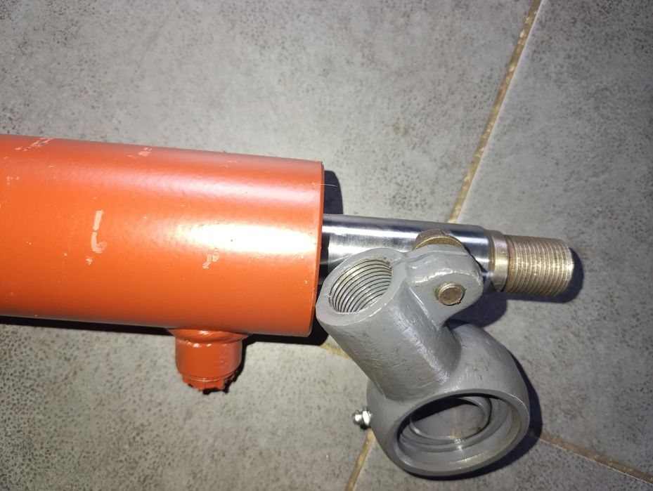 Siłownik pochyłu rak