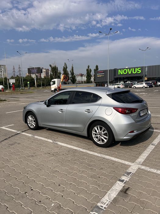 Автомобіль машина хетчбек седан