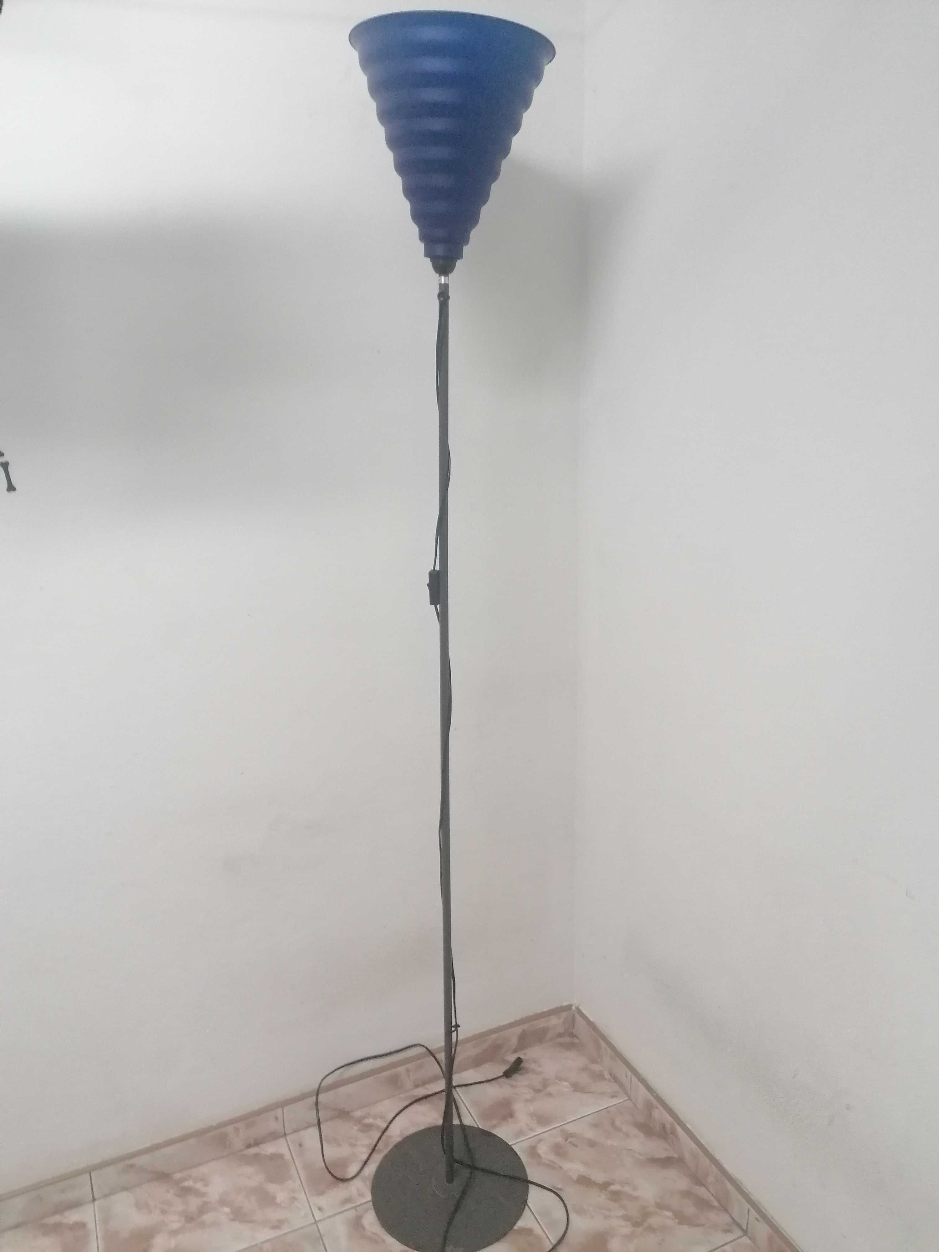 Lampa stojąca z niebieskim kloszem